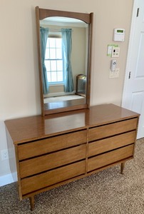 lot 327 image: Mid Century Modern Bassett 6 Drawer Dresser with Detachable Mirror
