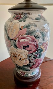 lot 333 image: Decorative Floral Lamp