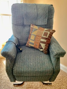 lot 335 image: Lyft Golden Technologies Lift Chair