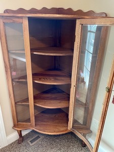 lot 371 image: Vintage Oak Corner Curio Cabinet