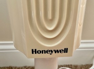 lot 377 image: Honeywell Tower Fan with Manual