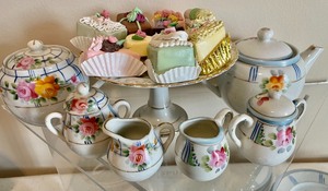 lot 372 image: Mini Tea Set Menagerie