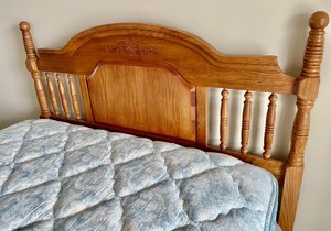 lot 380 image: Quaint Queen Bed
