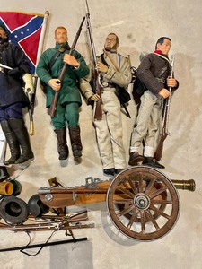 lot 454 image: Military Men Figurines and Accessories