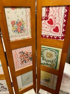 lot 434 image: Photo Wall Screen with Hankie Display
