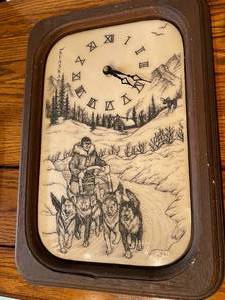 lot 186 image: Alaska Themed Battery Operated Wall Clock