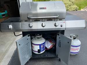 lot 201 image: Charbroil Performance Grill
