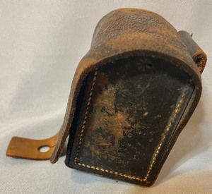 lot 461 image: Antique U.S.N.Y. Leather Military Cartridge Pouch