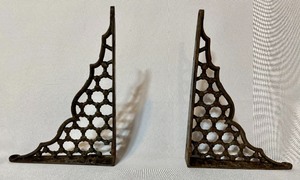 lot 499 image: Pretty Patina Metal Shelf Brackets
