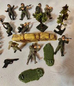 lot 493 image: Army Figurines and Accessories