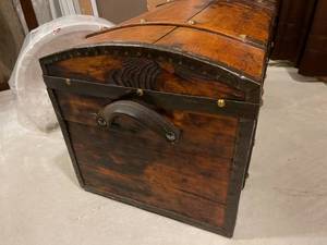 lot 502 image: Vintage Wooden Storage Chest