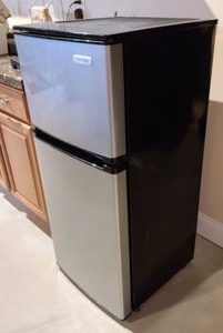 lot 233 image: Vissani Mini Fridge