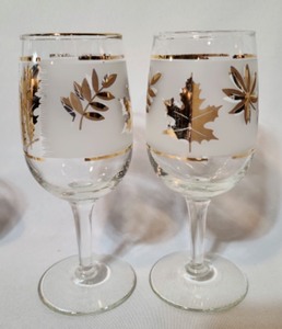 lot 253 image: Vintage Libby Frosted Gold Leaf Decanter and Glassware