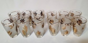 lot 256 image: Vintage Libby Frosted Gold Leaf Tumblers