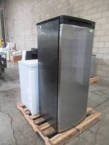 WHOLESALE MIXED PALLET OF CHEST FREEZER AND UPRIGHT FREEZER