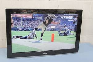 lot 87 image: LG 26LD350C 26 Widescreen HD Commercial Display  Television  Monitor with HDMI Input