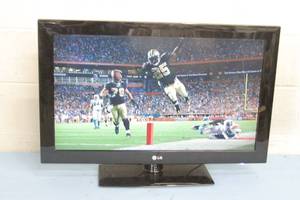 lot 127 image: LG 32LD452B 32 Commercial Widescreen HD LCD TV  Television  Display with Table Stand