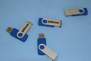 lot 135 image: Lot of 60 4GB USB Flash Thumb Drive Jump Drive Folding Memory Sticks