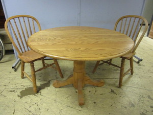 lot 712 image: SOLID OAK PEDESTAL KITCHEN TABLE W DROP LEAVES, CHAIRS