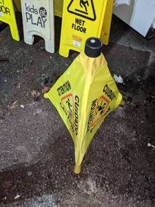 lot 121 image: Folding Caution Signs & Light