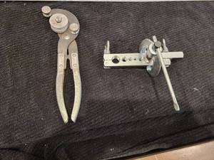 lot 6 image: KD Hand Tools 2189 Copper And Steel Tubing Bender, FLARING TOOL, TUBE CUTTER