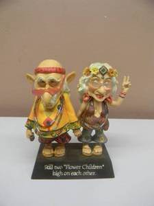 lot 29 image: COOTS STILL TWO FLOWER CHILDREN HIGH ON EACH OTHER BOBBLEHEAD - VERY COOL PIECE - APPROX 6 - SEE PICTURES