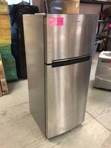 lot 217 image: 28-inch Wide Refrigerator Compatible With The EZ Connect Icemaker Kit  18 Cu. Ft. in good working condition 1 yr limited warranty included