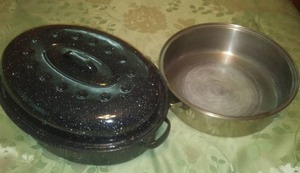 Enamel roaster (18 in.) & pan (14 in.)