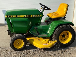 lot 1 image: John Deere 212 Garden Tractor