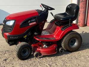lot 8 image: Craftsman YT-3000 Riding Lawn Tractor