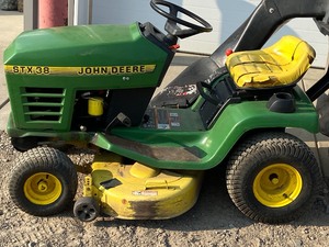 lot 6 image: John Deere STX38 Lawn Tractor