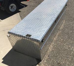 lot 6 image: Tractor Supply Co. Locking Tool Box
