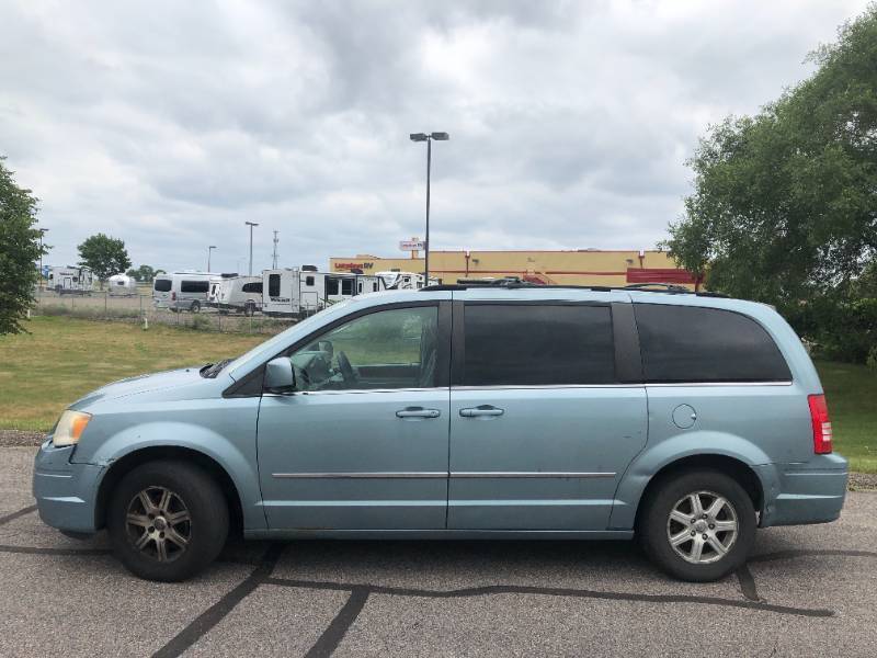 lot 9 image: 2009 Chrysler Town and Country Touring ED