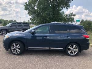 lot 4 image: 2013 Nissan Pathfinder Platinum - 4x4 - FULLY LOADED