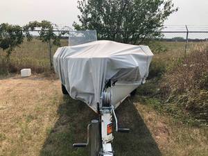 lot 16 image: 1974 Crestliner and trailer and motor