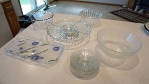 lot 52 image: Miscellaneous Glass Serving Trays & Bowls & Four Saucers