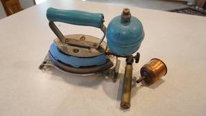 lot 53 image: Blue Gas Iron WPump-Stand-Funnel-Filter