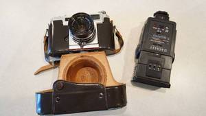 lot 11 image: Antique Yashica 35 MM Camera & Achiever Multi -Dedicated Flash In Case