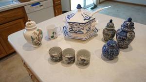 lot 44 image: Vintage Oriental Soup Container W Cover & Soup Ladle & Tray-Three Tea Cups-Four Oriental Potpourri Containers W Covers
