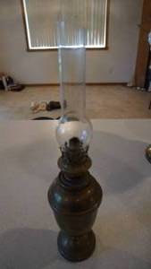lot 134 image: Vintage Lamp With Clear Glass Chimney