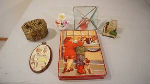lot 166 image: Christmas Tin--Glass Tea Lite Holder--Oval Picture In Everything Give Thanks--Bone China Decoration--Brass Container That Can Be Used To Put Pouperri Inside
