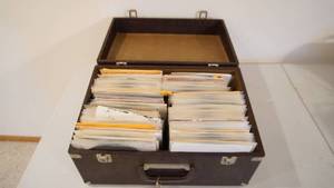 lot 171 image: Lockable Case Filled With 45 RPM Records