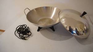 lot 176 image: Farberware Wok---Model #303-120V--1000 Watts