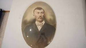 lot 194 image: Antique Oval Picture--13 12 Wide  x  20 Tall