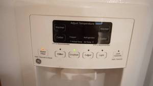 lot 1A image: Model #GSH25JGDDWW GE Side By Side Refrigerator