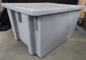 HEAVY DUTY RUBBERMAID TOTE WITH LID