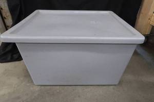 HEAVY DUTY RUBBERMAID TOTE WITH LID