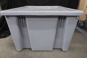 HEAVY DUTY RUBBERMAID TOTE WITH LID