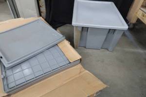 HEAVY DUTY RUBBERMAID TOTE WITH LID PLUS 4 EXTRA LIDS. TOTE IS CRACKED