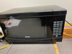 lot 115 image: RCA microwave